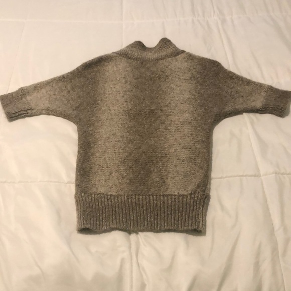 Express warm tan and cream sweater to the sleeve - Picture 4 of 4